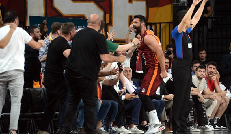 Galatasaray, Anadolu Efes'i bir kez daha mağlup etti, seriyi eşitledi