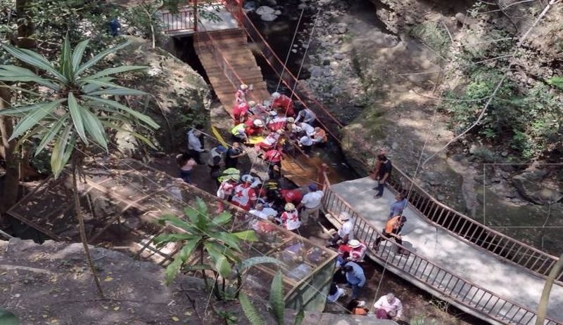 Meksika'da açılışı yapılan asma köprü, üzerinde 25 kişi varken koptu