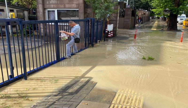 Ankara'da şiddetli yağmur: Evleri su bastı