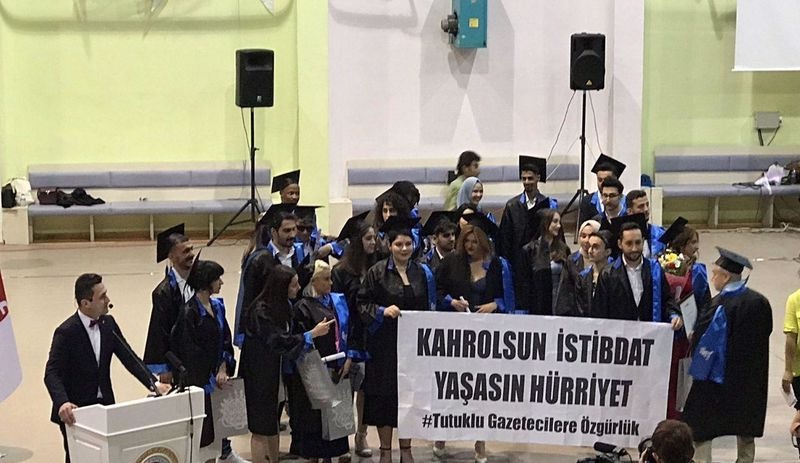Ankara İletişim Fakültesi'nin mezuniyet töreninde tutuklanan 16 gazeteciye destek pankartı