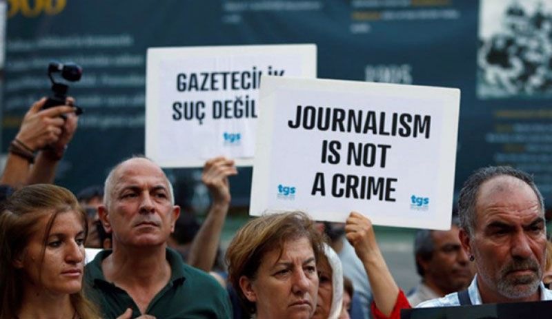 Gazeteciler sansür yasasına karşı sokağa çıkıyor