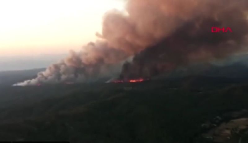 Marmaris'te yangın sürüyor: Belediye Başkanı Oktay'dan gece görüşlü helikopter çağrısı