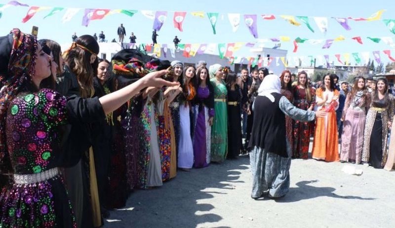 Newroz’da sarı, kırmızı ve yeşil şal sallayan kadına 10 ay hapis