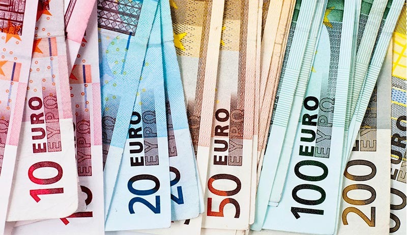 Euro/dolar paritesi eşitlendi: Euroya yatırım yapan 14 yılda parasının yarısını kaybetti