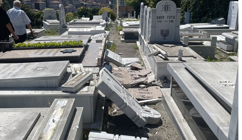 Yahudi mezarlığına saldırı: 36 mezar taşı kırıldı