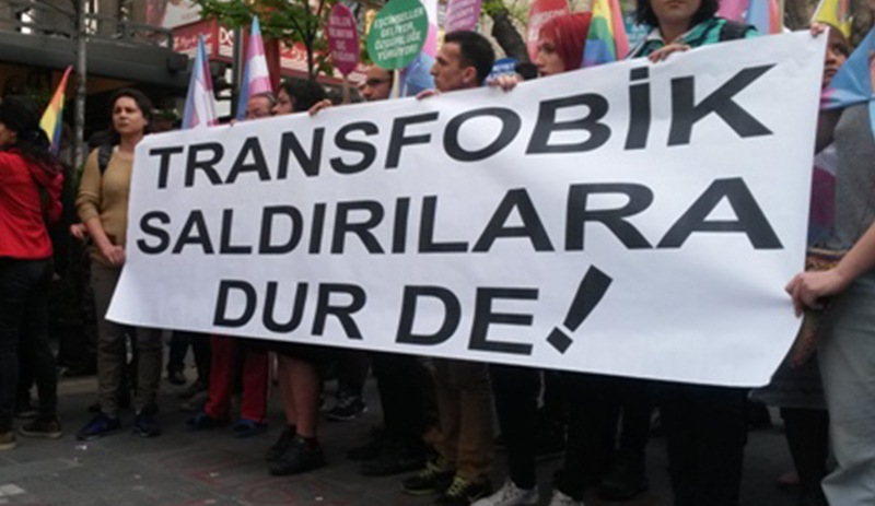 İzmir'de yolda sohbet eden trans kadınlar darp edilerek gözaltına alındı