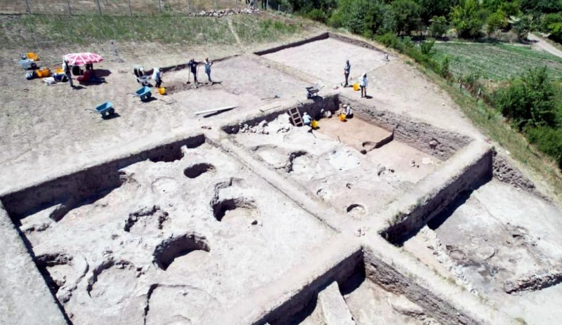 Tavşanlı Höyük'te 3 bin 300 yıllık mühür ve hançer bulundu