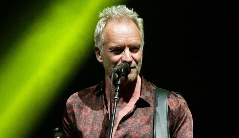 İngiliz şarkıcı Sting, izleyiciyi demokrasiye karşı tehditler konusunda uyardı