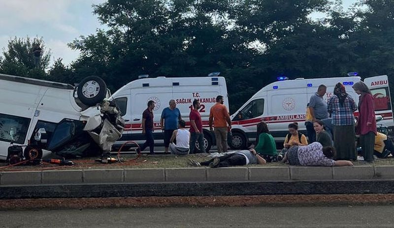 Fındık işçilerini taşıyan araç kaza yaptı: 20 yaralı