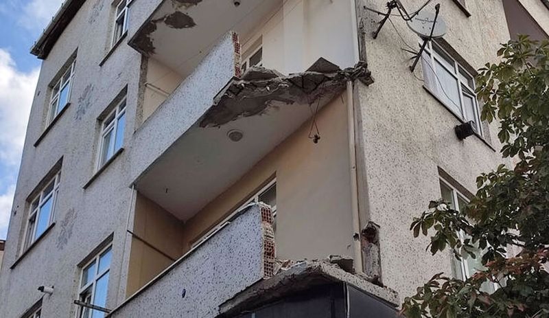 İstanbul'da iş cinayeti: İnşaat ustası balkonun çökmesi sonucu vefat etti