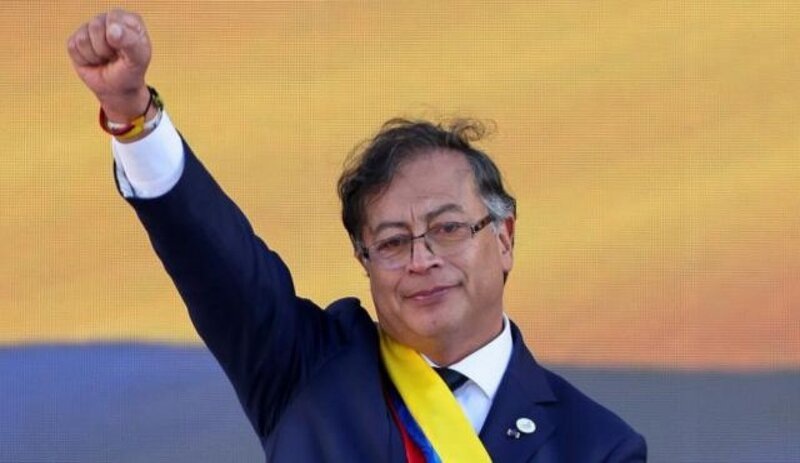 Kolombiya'nın ilk solcu lideri yemin ederek görevine başladı