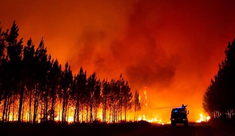 AB'den Fransa'da devam eden yangın söndürme çalışmalarına destek