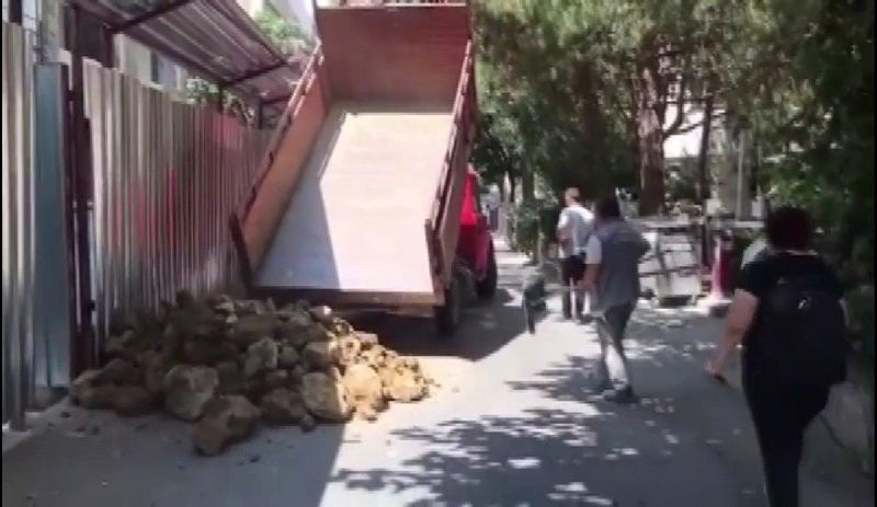 İstanbul'da evi boşaltmayan kiracıların kapısına moloz döktüler