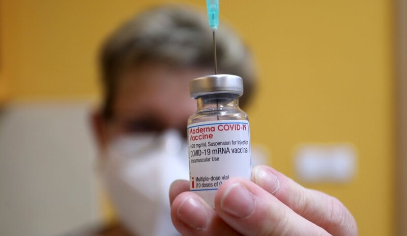 Moderna'nın yeni Omicron aşısı İngiltere'de onay aldı
