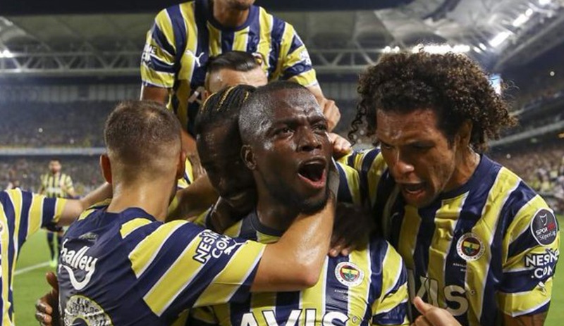 Fenerbahçe, Adana Demirspor'u 4 golle yenerek liderliğe oturdu