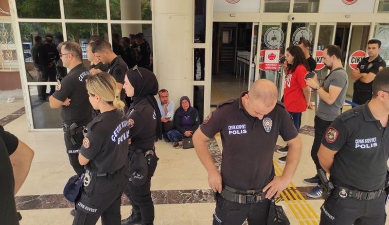 Adliye önünde ablukaya alınan Emine Şenyaşar, Erdoğan'a seslendi: Ailemi katlettiniz