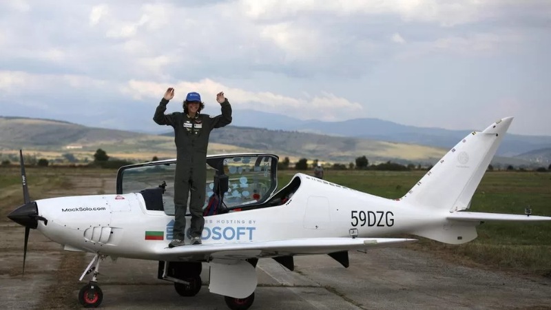 17 yaşında dünyanın çevresini tek başına uçakla dolaşan en genç kişi rekorunu kırdı