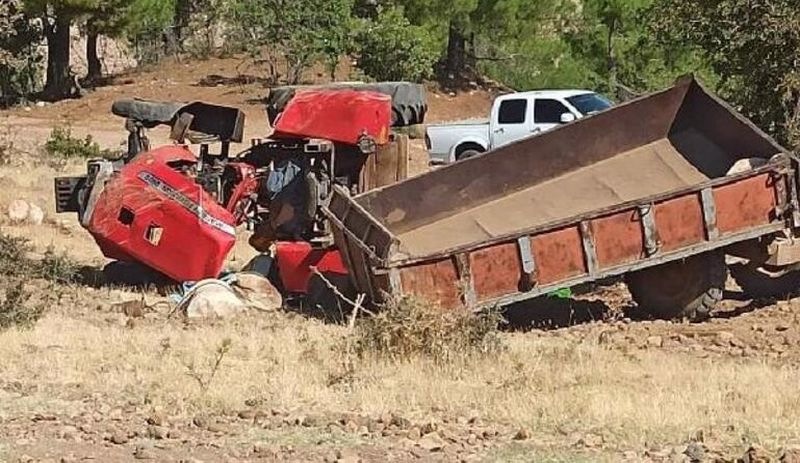 Çiftçilerin traktörü devrildi: 1 ölü, 8 yaralı