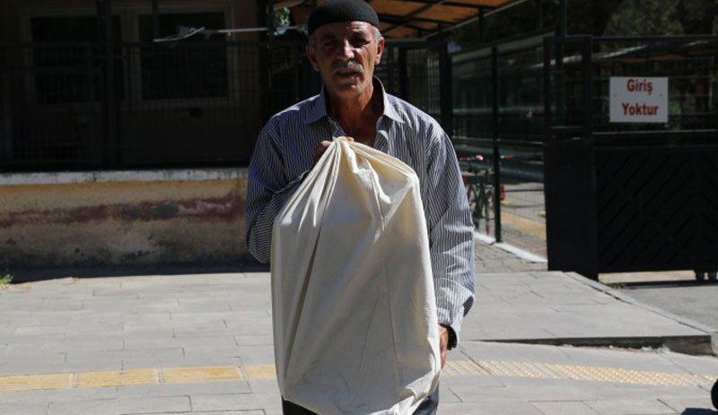 Sur'da ölen oğlunun kemiklerini 7 yıl sonra torbada teslim ettiler