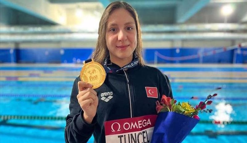 Milli yüzücü Merve Tuncel Peru'da 3 altın madalya kazandı