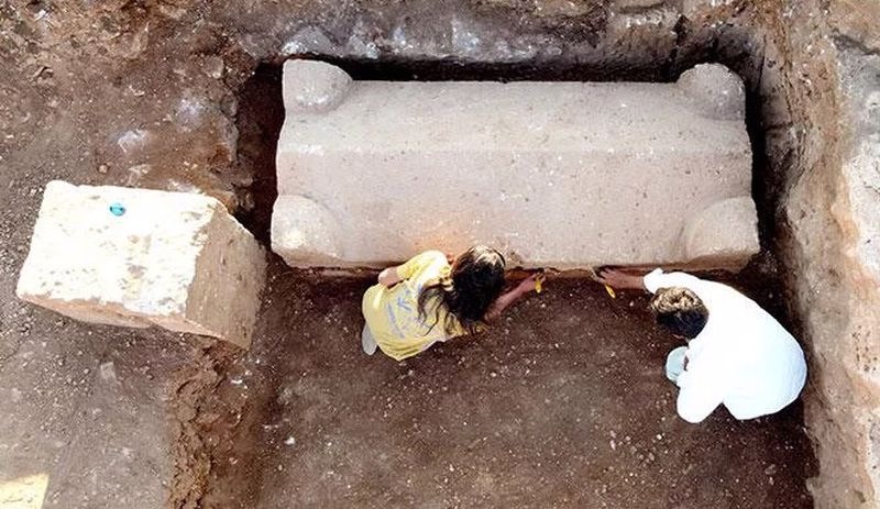 Adıyaman'da içinde 4 iskeletin olduğu 1800 yıllık mezar bulundu