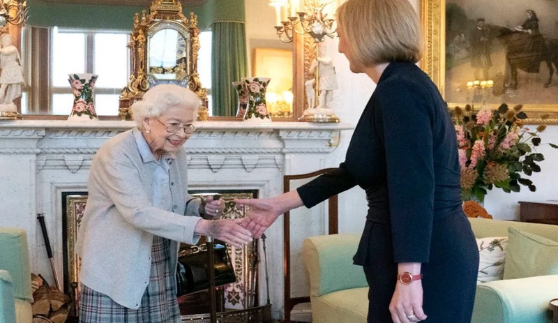 Kraliçe ile görüşen Liz Truss resmen İngiltere Başbakanı oldu