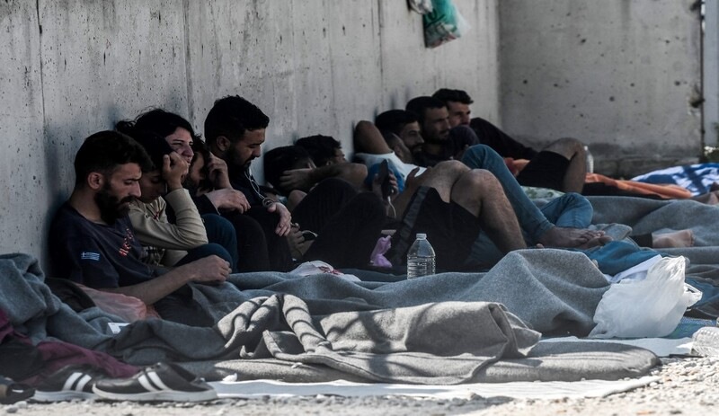 Yunanistan'da kampa alınmayan 100'den fazla Ezidi günlerdir sokakta yatıyor