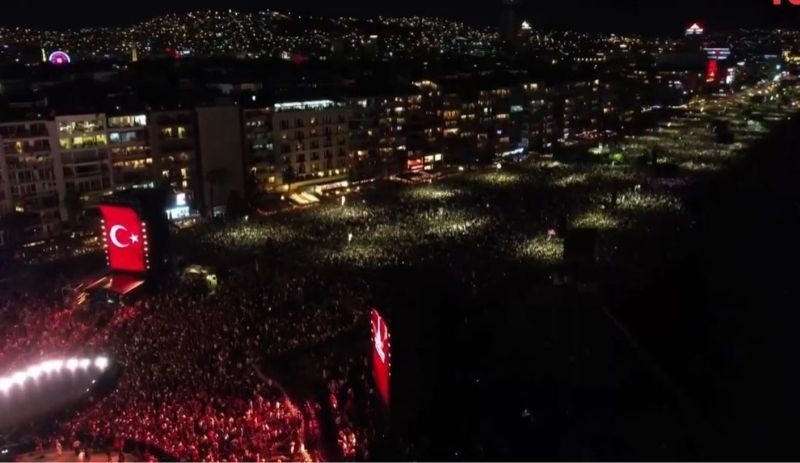 Tarkan, İzmir'in kurtuluşunun 100. yıldönümünde sahnedeydi