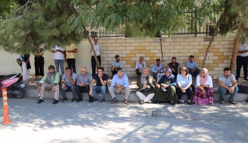 Adalet beklediği adliyede hakim karşısına çıkarılan Emine Şenyaşar'a destek