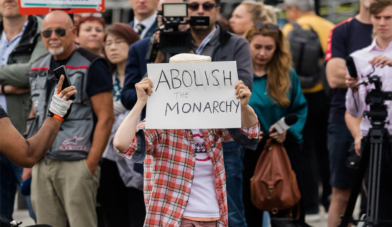 İngiltere'de ifade özgürlüğü tartışması: Monarşi karşıtı bazı eylemciler gözaltına alındı