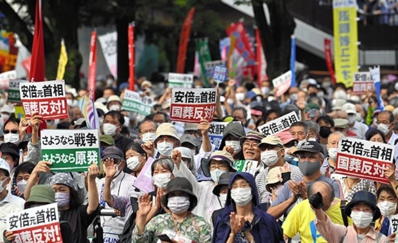 Japonya'da tayfuna rağmen Abe'nin milyon dolarlık cenaze merasimi protesto edildi