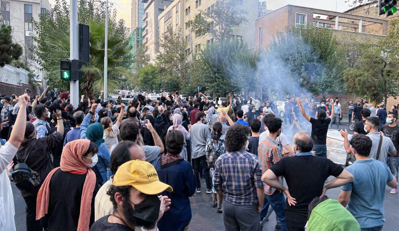 İran'da Amini için devam eden protestolarda 5 gösterici öldürüldü