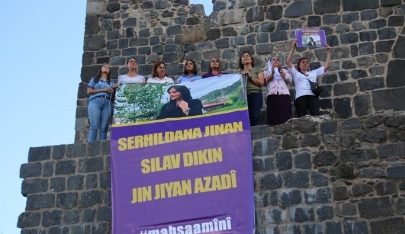 Diyarbakır Surları'na Mahsa Amini pankartı asıldı