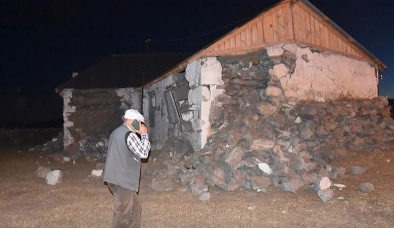 Ardahan'daki deprem nedeniyle Kars'ta 26 yapı hasar gördü
