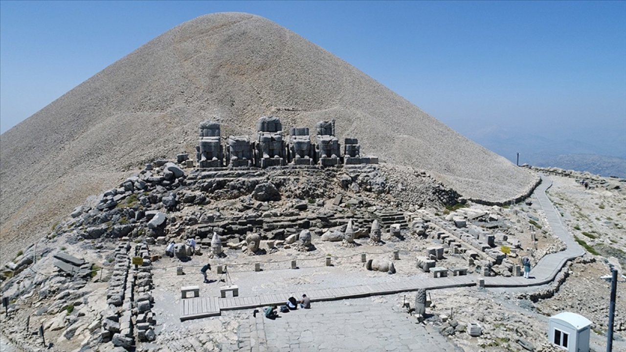 Nemrut Dağı'nı ziyaret edenlerin sayısı 165 bini aştı