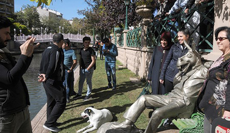 'Çekirdek çitleyen eşek' heykeline yoğun ilgi