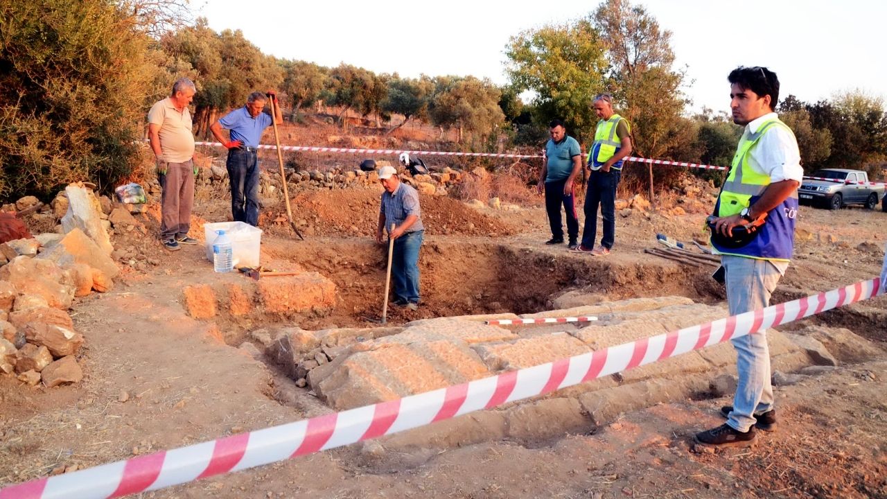 Milas'ta çiftçinin traktörüne 2400 yıllık anıt mezar takıldı