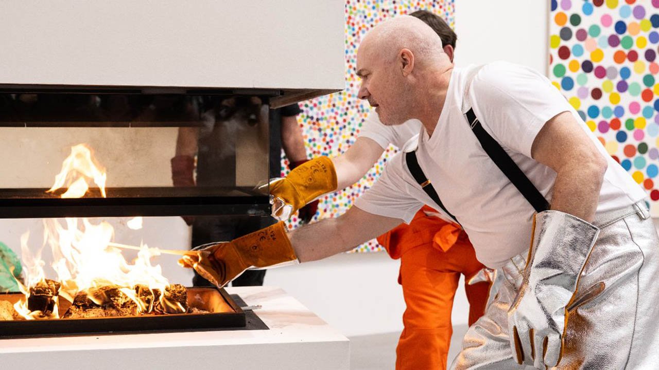 Damien Hirst, insanlar NFT'leri istediği için binlerce resmini yakmaya başladı