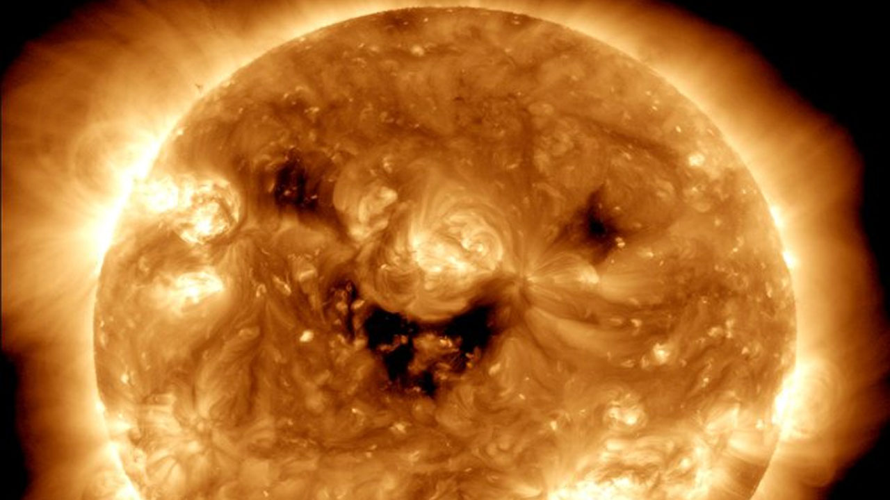 NASA, güneşi 'gülümserken' yakaladı