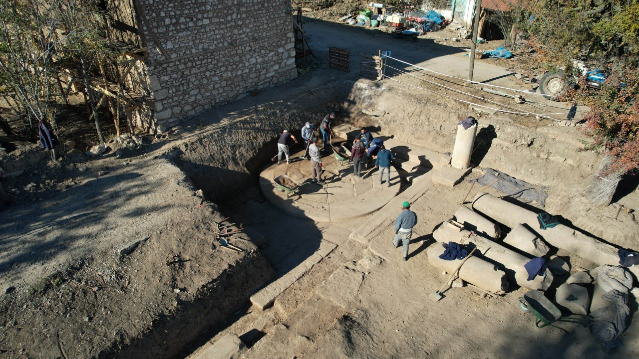 Aizanoi'de Romalılardan kalma yuvarlak planlı çeşme kalıntısı bulundu