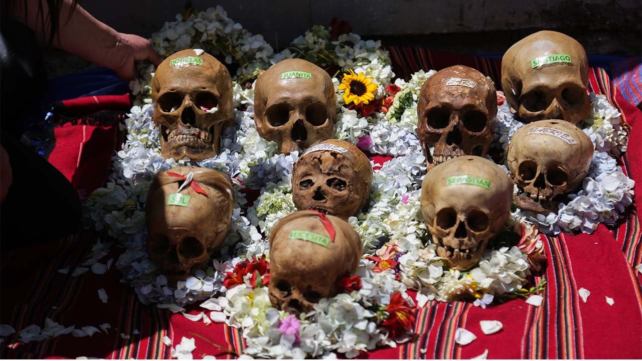 Bolivya'da Natitas Festivali kutlamalarının amacı ölülere saygı