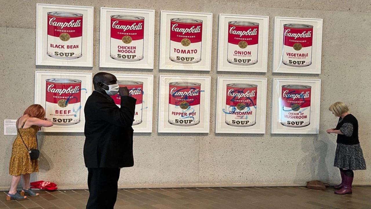 İklim aktivistlerinin yeni hedefi Warhol'un ünlü eseri oldu