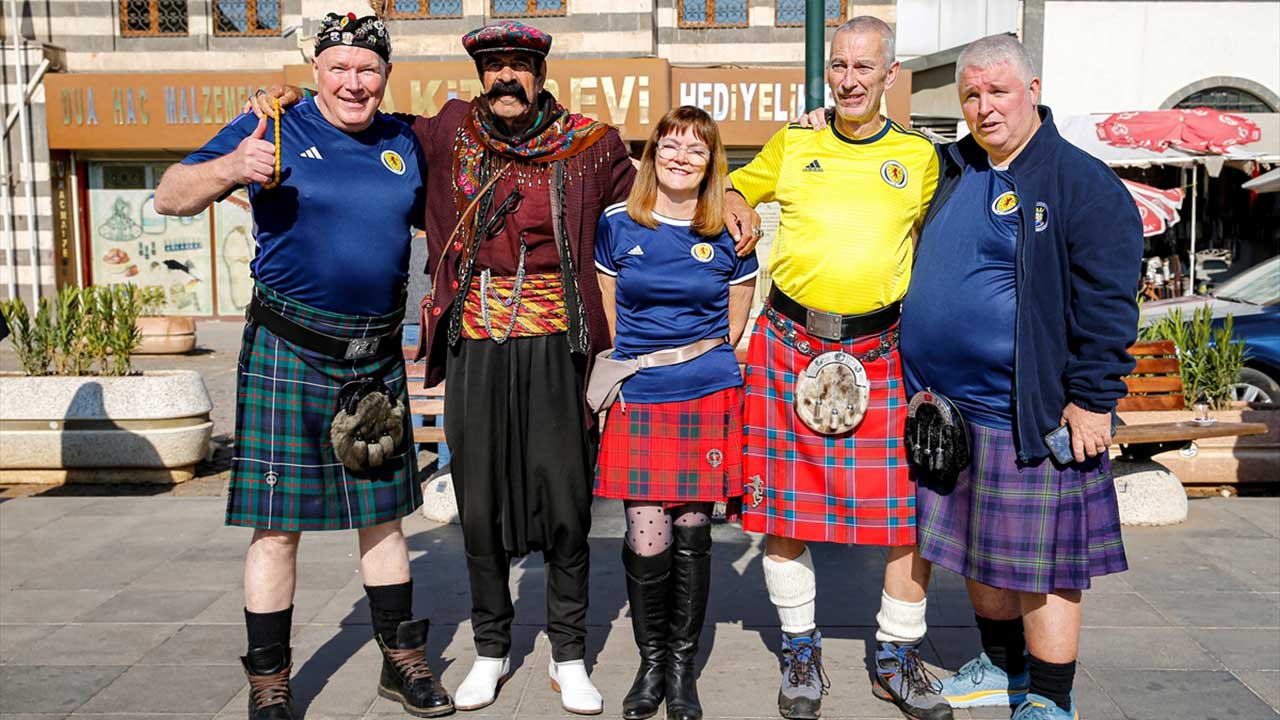 İskoç taraftarlar geleneksel kıyafetleriyle Diyarbakır'ı gezdi