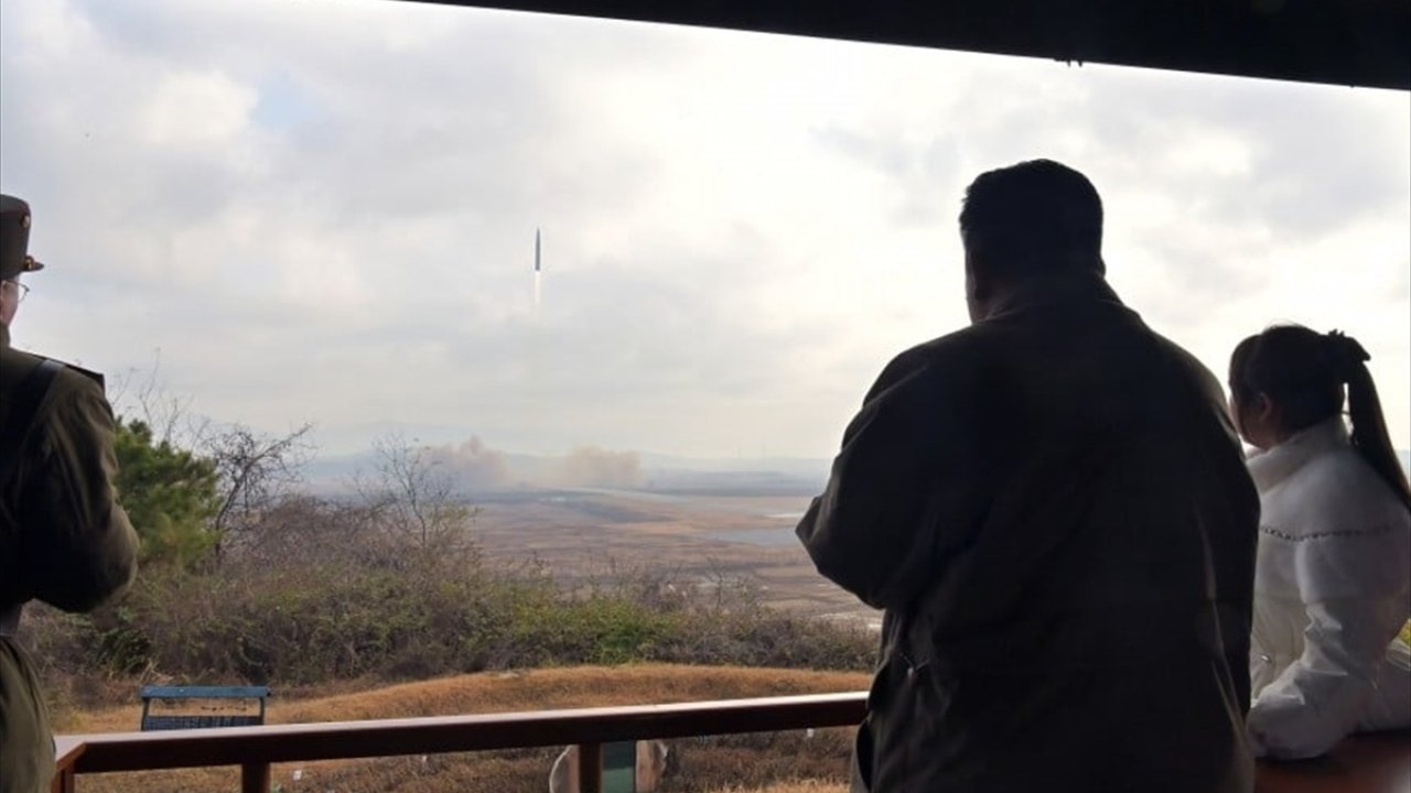 Kuzey Kore lideri kızıyla el ele balistik füze atışını izledi