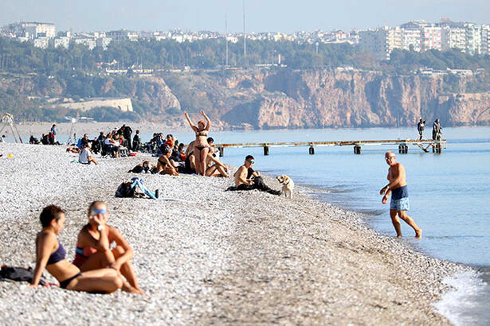 Antalya'da deniz suyu sıcaklığı 21 derece, sahil dolu