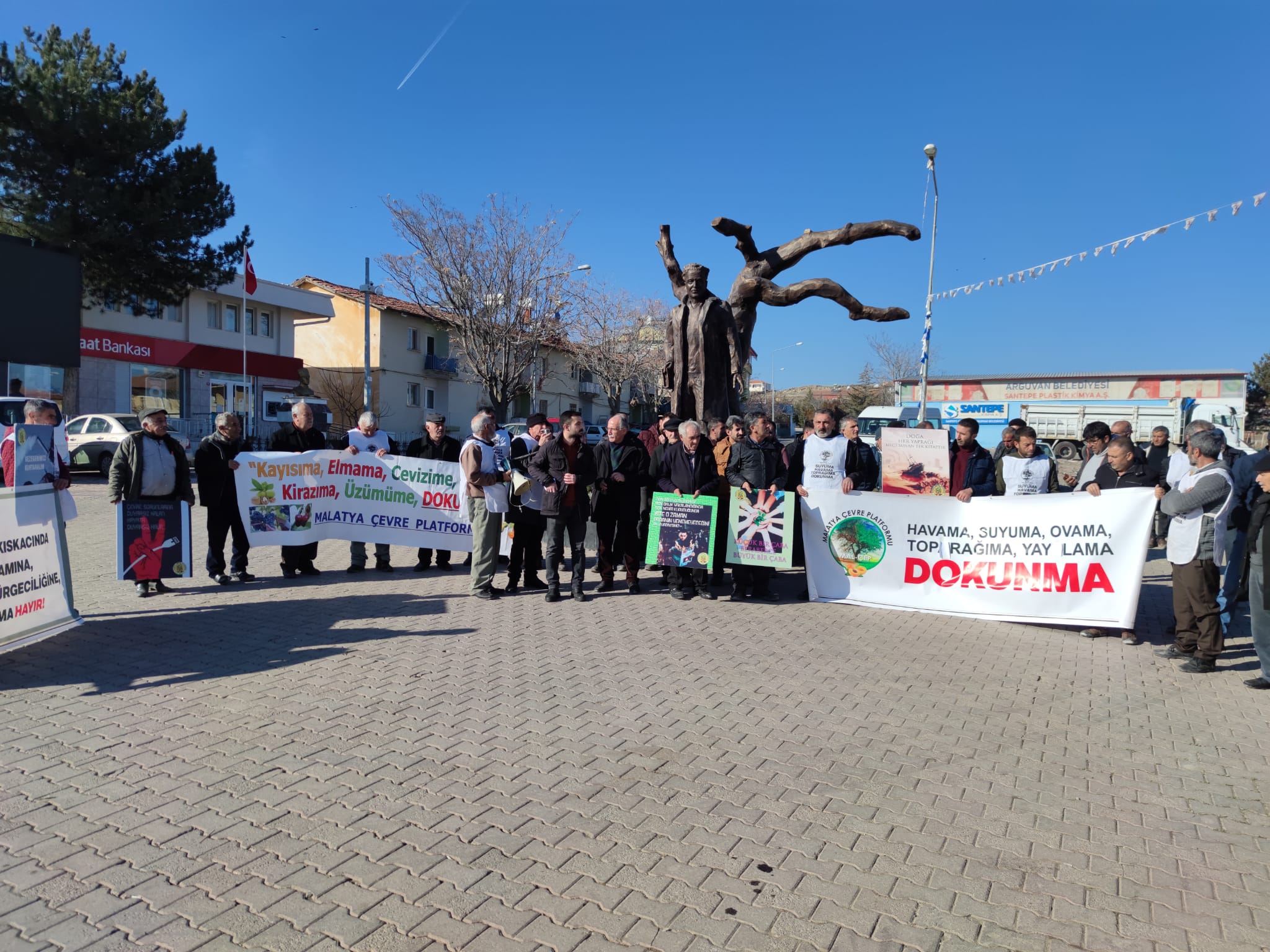 Arguvan'da avcıların doğa severlere saldırısı protesto edildi