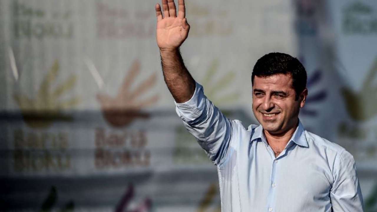 Demirtaş, seçmene şiirle seslendi: İyisi mi sen bana gel, gecenin karanlığından çıkıp