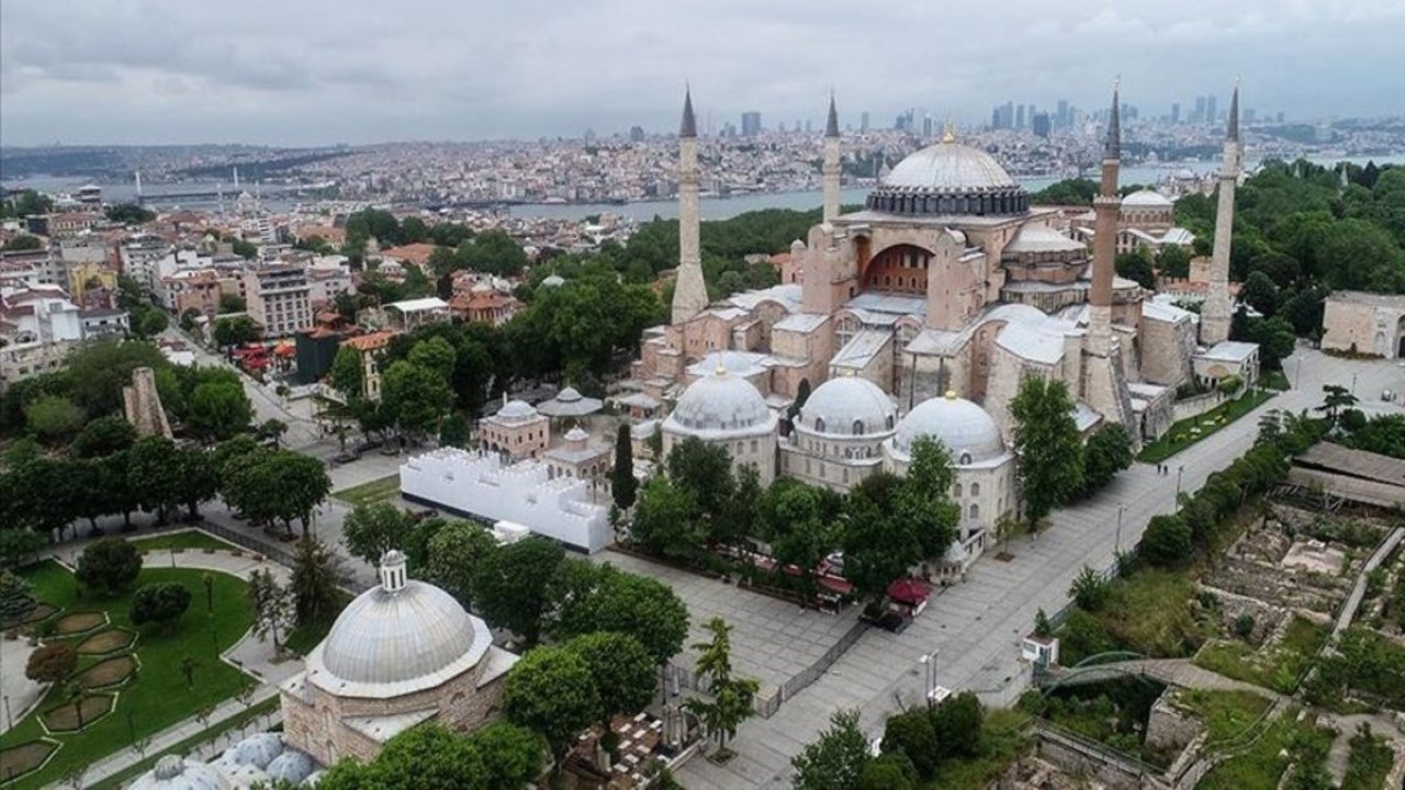 İlber Ortaylı'dan Ayasofya uyarısı: Yoğun ziyaretçi kabul edilemez