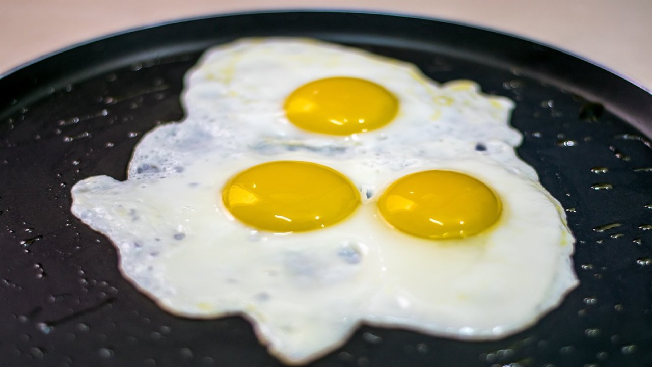 Tavada yumurta yaparken bu yöntemi deneyin. Aşçılar lezzet sırrını hiç açıklamamıştı