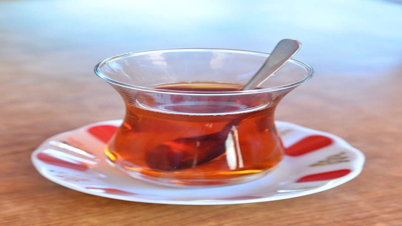 Yanlış demliyoruz. Çayı zararlı hale getiriyor.. Ustası lezzetli çayın sırrını verdi